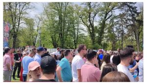 Građani iz minuta u minut pristižu u teniski kompleks: Euforija pred meč Lajović – Rubljov VIDEO