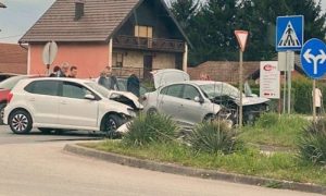 Žestok sudar dva automobila: Jedna osoba povrijeđena