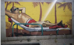 Lagodan život s plaže i ljeto: Osvanuo mural Tita u crvenim kupaćim gaćama FOTO