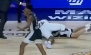 S leđa povrijedio Egzuma: Pogledajte najskandalozniji potez francuskog košarkaša VIDEO