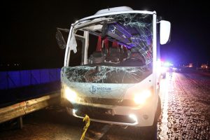 Prevrnuo se autobus pun putnika: Tri osobe poginule, povrijeđeno 19