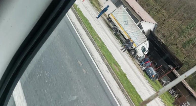 Sudar tri auta i kamiona: Na mjestu nesreće policija i Hitna pomoć