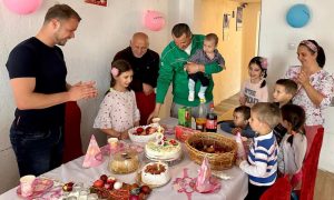 Gradonačelnik za Vaskrs posjetio nekoliko višečlanih porodica: U ime Banjaluke im čestitao praznik
