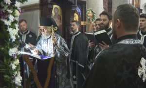 Veliki petak u Banjaluci: Vladika Jefrem predvodio večernje bogosluženje za brojne vjernike