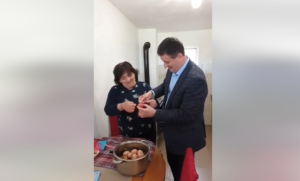 Vlado Đajić ušao u kuhinju: “Dobar ste doktor, da vidim kakvi ste u farbanju jaja” VIDEO