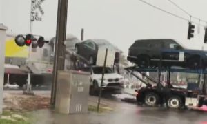Teška željeznička nesreća: Voz prepolovio kamion natovaren automobilima VIDEO