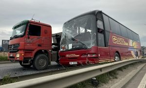 Teška nesreća na auto-putu Priština-Peć: Učestvovao autobus sa đacima, povrijeđeno 30 osoba