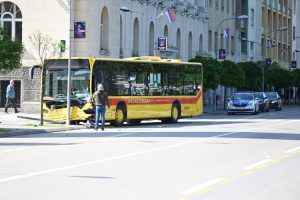 U centru Banjaluke: Autobus udario u semafor, povrijeđena žena