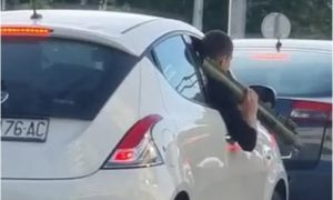 Pljačkali vikendice i crkve: Mladić iz automobila mahao zoljom VIDEO