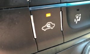 Jedna od najmanje korištenih funkcija: Svaki automobil ima ovo dugme