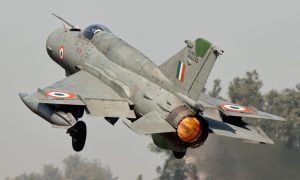 Pilot se katapultirao: MiG-21 se srušio na kuću, dvije osobe poginule