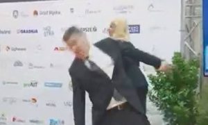 Izgubio ravnotežu: Milanović zamalo pao pri silasku sa bine VIDEO