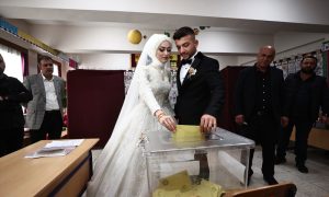 Obavili građansku dužnost: Mladenci u vjenčanici i odjelu glasali na izborima