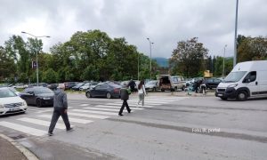 Pješaci “jedan po jedan”, a vozači jure: Pješački između Tržnice i Kastela problem Banjalučanima