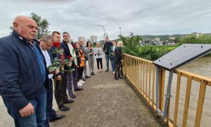 Spuštene ruže u rijeku Bosnu: Znak sjećanja na 11 žrtava majskih poplava