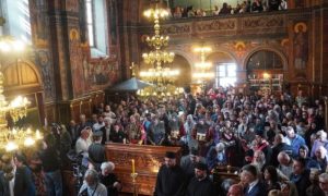 Okupio se veliki broj vjernika: Patrijarh Porfirije služio liturgiju u Vaznesenjskoj crkvi