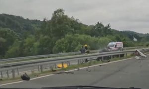 Vatrogasci i hitna na licu mjesta: Automobil probio bankinu i završio na krovu VIDEO