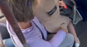 Svađa u tramvaju: Djevojka sjela u krilo starijoj ženi jer je bole noge VIDEO