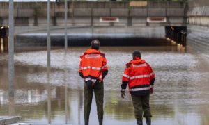 Obilne padavine pogodile Španiju: Vodena bujica nosila automobile VIDEO