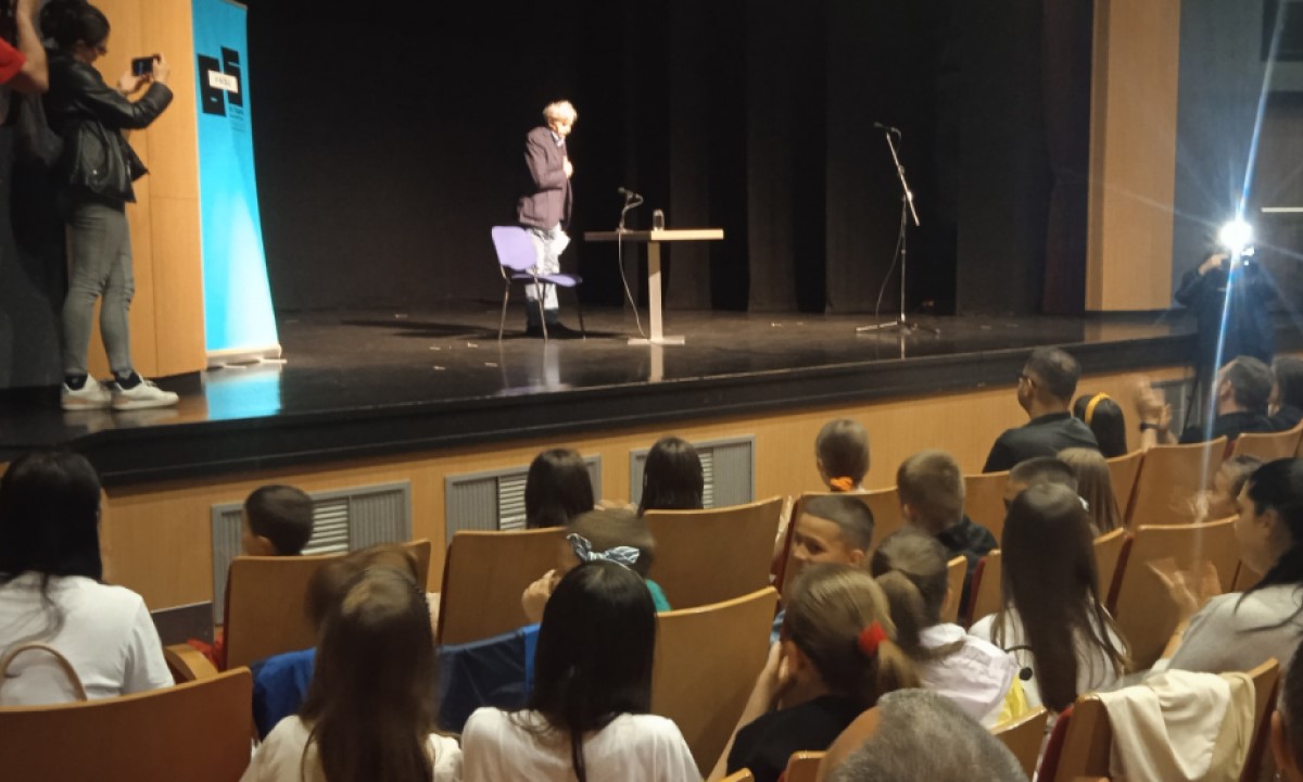 Pjesničko druženje: LJubivoje Ršumović održao književno veče u Bijeljini sa djecom u srcu