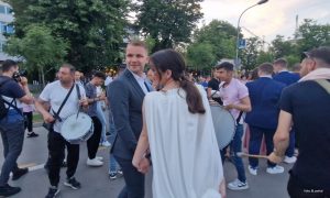 Banjaluka odiše mladošću: Stanivuković i ove godine pratnja maturantkinji VIDEO