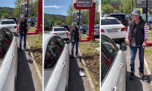 “Nije mogao proći”: Starac polupao nepropisno parkirane automobile VIDEO