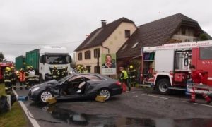 Težak sudar automobila i kamiona: Žena (79) helikopterom prebačena u bolnicu