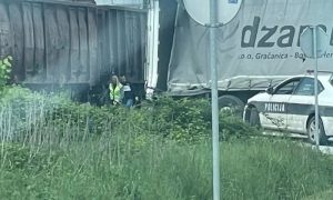 Policija na terenu: Voz udario kamion na pružnom prelazu