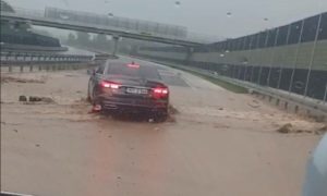 Bujica preko autoputa Banjaluka-Doboj: Voda nanijela mulj i kamenje VIDEO