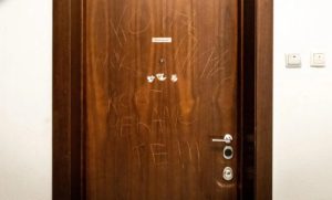 Oštrim predmetom urezano: Na vratima stana dječaka ubice ispisana prijetnja
