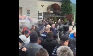Specijalci ušli u zgradu opštine: Pucnji, suzavci i šok bombe u Zubin Potoku VIDEO