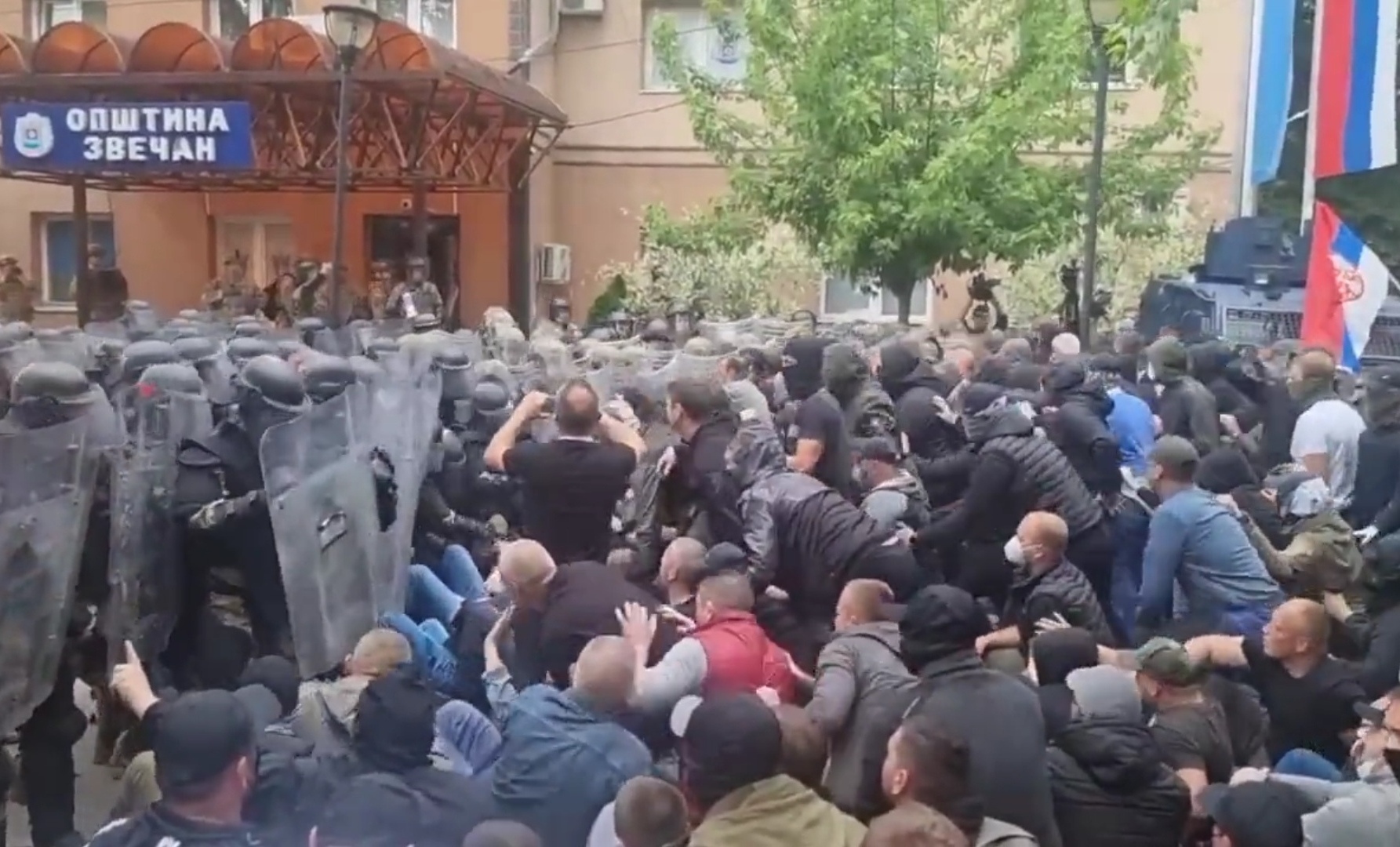 Ima povrijeđenih: KFOR krenuo u nasilno rastjerivanje građana u Zvečanu VIDEO