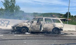 Potpuno izgorio auto u Glamočanima: Ogromne gužve na putu prema Banjaluci VIDEO