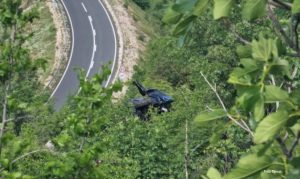 Auto završio u provaliji: Četiri osobe povrijeđene u nesreći