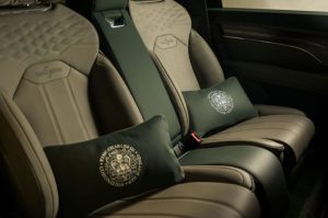 Povodom krunisanja kralja Čarlsa: “Bentley” predstavio ručno rađene jastuke za automobile
