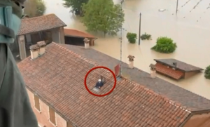 Bijeg od vodene bujice! Bračni par helikopterom spasen s krova kuće VIDEO