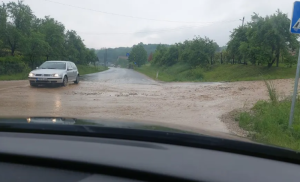 Kiša opet napravila probleme: U Donjim Mujdžićima poplavljeni pomoćni objekti, odneseni putevi