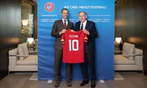 Džajić i FSS u zvaničnoj posjeti UEFA: Čeferin dobio dres Srbije