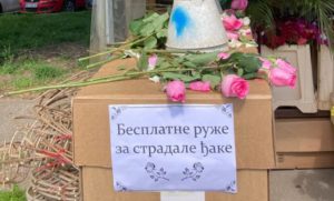 Drugačija slika: Cvjećare dijele besplatno ruže građanima koji žele da odaju počast stradalima đacima