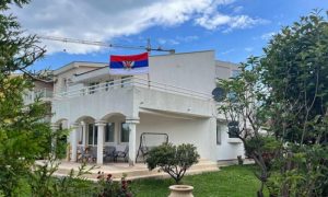 Za Dan nezavisnosti Crne Gore: Zaviorila se trobojka na kući poslanika