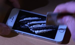 Laktašanin lišen slobode: Šmrkao kokain sa displeja telefona