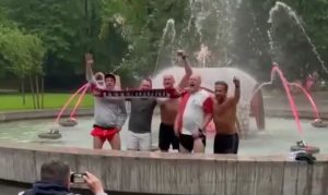 Slavili titulu Fejnorda: Turisti se kupali u fontani u Parku Mladen Stojanović VIDEO
