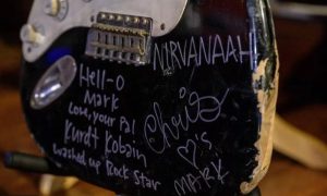 Cijena prava sitnica: Razbijena gitara Kurta Kobejna prodata na aukciji