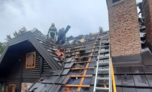 Nevrijeme protutnjalo kroz Srpsku: Grom zapalio krov kuće, led oštetio automobile