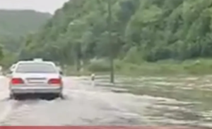 Auta se probijaju kroz vodu: Kiša koja ne prestaje padati napravila haos kod Bihaća VIDEO
