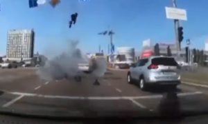 Dramatičan snimak iz Kijeva: Projektil pao među auta u centru grada VIDEO