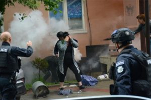 Kosovska policija ušla u zgradu opštine Zvečan: Suzavcem i šok bombama na okupljene Srbe VIDEO