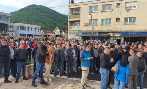 Uzavrela atmosfera na Kosmetu: Policija u Zvečanu bacila suzavac, KFOR raspoređuje snage