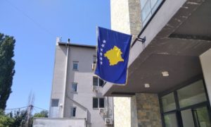 Zanimljiva situacija u Zagrebu: Na zgradi ambasade “Kosova” naljepnica zastave Srbije