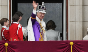Par pozdravio građane: Kralj i kraljica mahnuli sa balkona Bakingemske palate